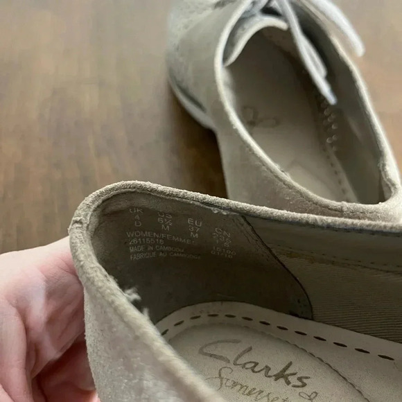 Women’s Clarks Evie Bow tan suede Oxford size 6.5 - Picture 6 of 7